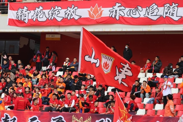 主場(chǎng)上萬(wàn)名球迷的吶喊助威，給山東體彩女足征戰(zhàn)女超增添了能量與動(dòng)力